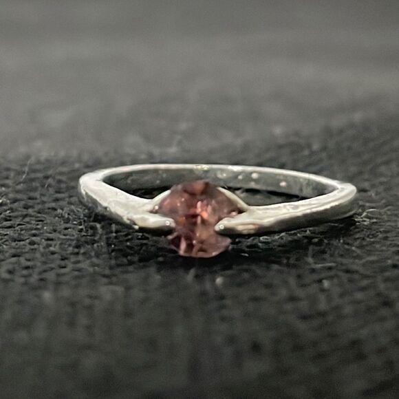 Small ring with a pink gem - Picture 1 of 7